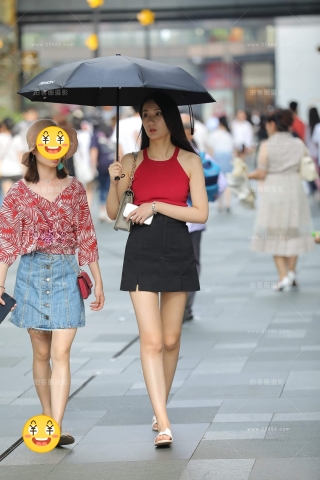 街拍红衣短裙长发妹子