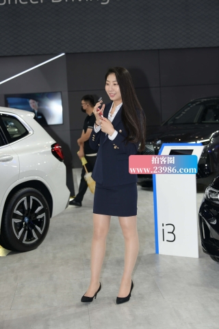 在直播介绍车子呢！