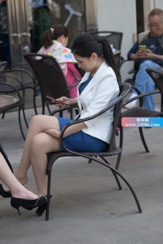 玩手机+挑鞋的丝袜美眉