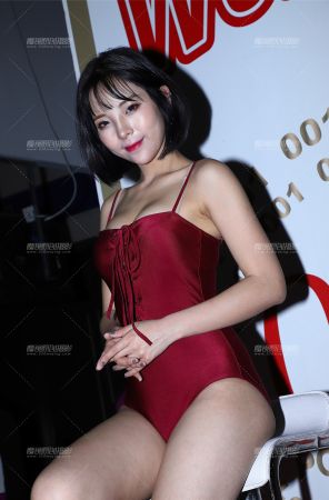 红色连体泳装美女模特