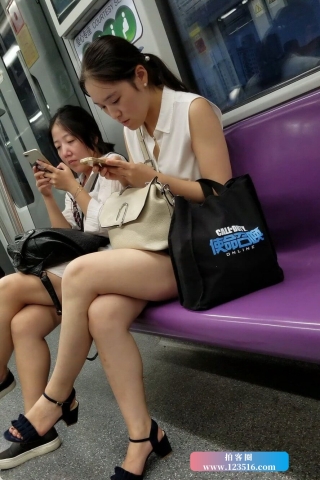 4K - 地铁上的无袖雪纺衫美腿姐姐 [898 MB/MP4]（视频版）