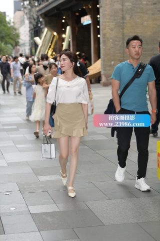 街拍爱穿R丝的朲槭