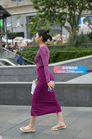 韵味紫色长裙女子