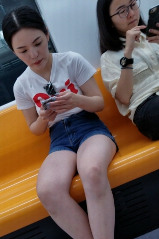 4K - 街拍高腰热裤美腿姑娘 [873 MB/MP4]（视频版）