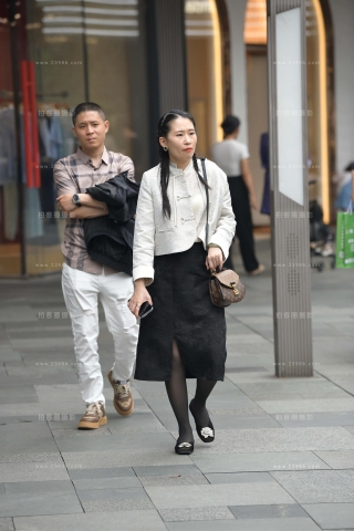 街拍打扮精致的小姐姐