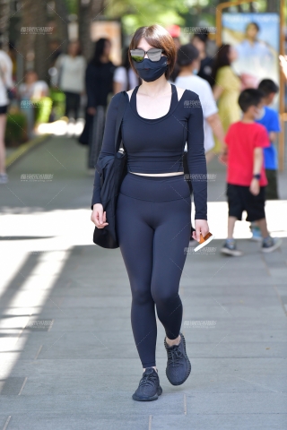 ★逛街黑色紧身裤美女