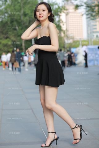 【玻璃街拍】黑超短裙高跟美女