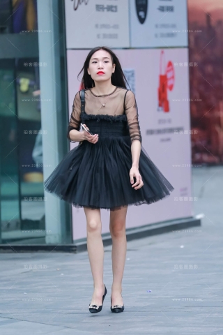 黑色公主裙知性美女