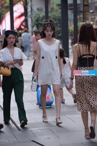 看着乖巧的白裙小妞