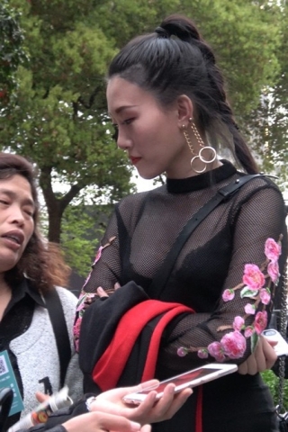 4k-街拍黑色透视装性感美女姐姐 [1.78 GB]（视频版）