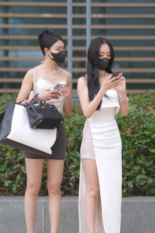 无敌天然大长腿的她1分55秒 [145 MB/MP4]（视频版）