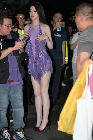 紫色衣服，紫色高跟鞋