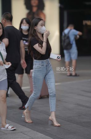 街拍牛仔裤姐姐