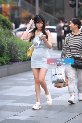 ★街拍蓝色小短裙妹妹★