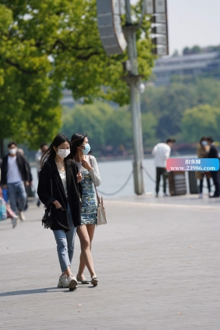 逛公园的肉色丝袜小姐姐