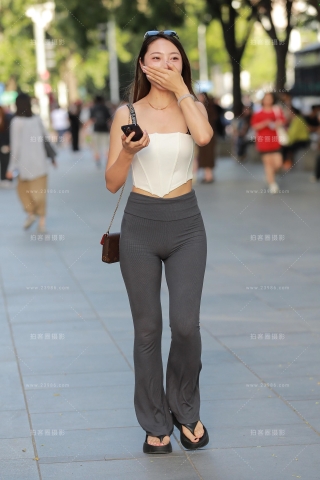 灰色紧身裤美女