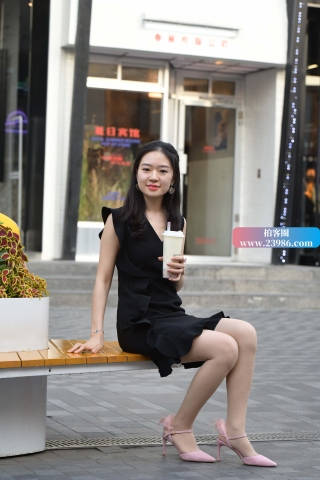 羞答答的粉色凉高小姐姐