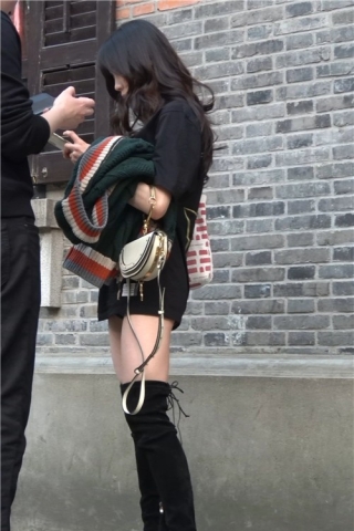 街拍黑色长靴性感美腿姑娘（视频版）