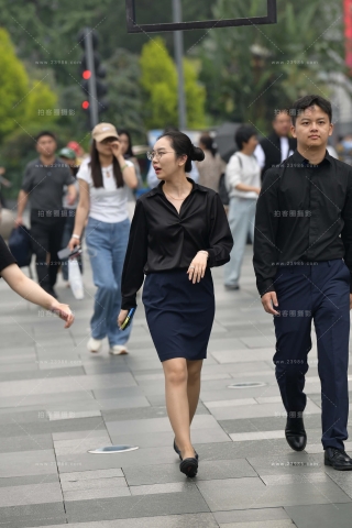 戴眼镜的丝腿美眉