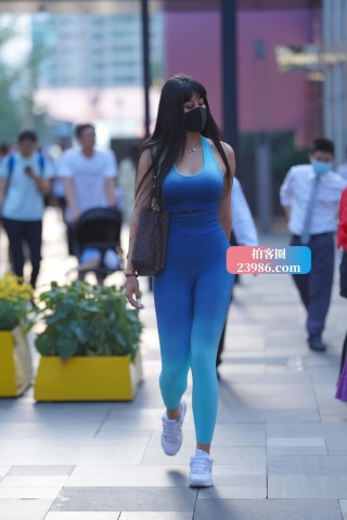 海蓝色紧身套装