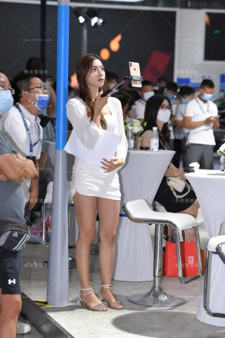 在直播的白短裙美腿小姐姐