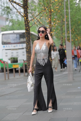 摩登时尚的美背小姐姐