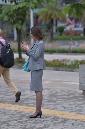 街拍黑丝制服白领丽人