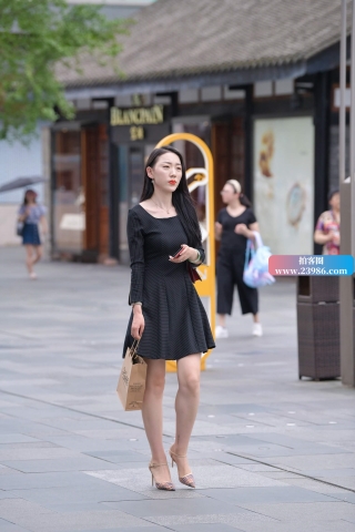 街拍黑色裙高跟s妇