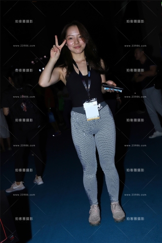 纹身灰色紧身裤美女