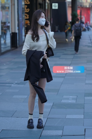 打电话的小姐姐