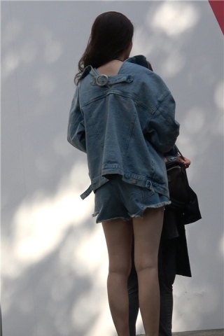 4K - 性感白皙美腿街拍牛仔美女 [1.91 GB/MP4]（视频版）
