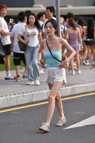 抓拍小清新抹胸衣妹纸