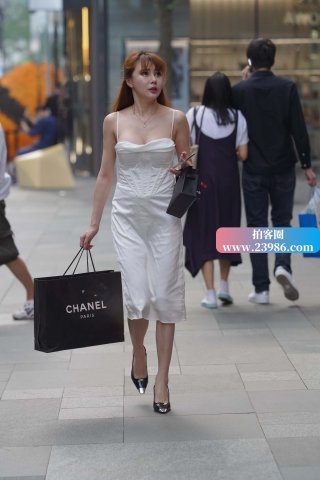 街拍吊带白裙高跟少f