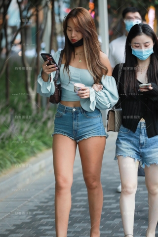 古铜肤色热裤小姐姐