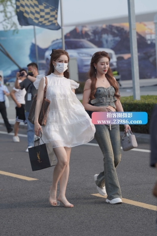 气质的白裙姐妹