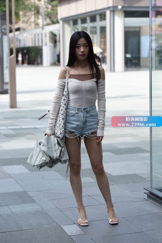 街拍清凉热裤美眉