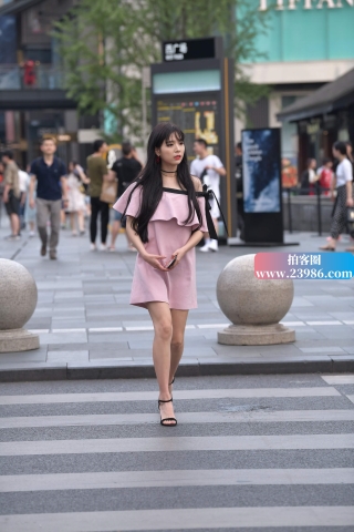 街拍粉色雪纺裙高跟美女