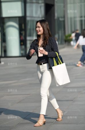 紧身白裤高跟美女