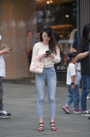 街拍好身材紧牛美女