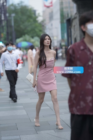 街拍吊带粉色群御姐