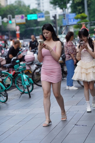 街拍粉色吊带短裙美眉