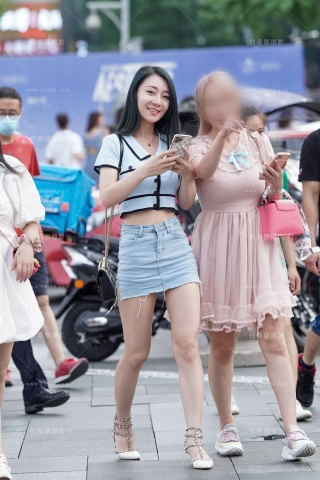 牛仔短裙长腿美女