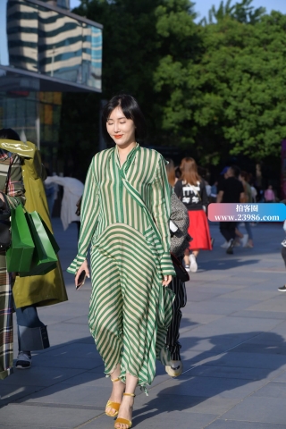 街拍长条纹连体套装美妇