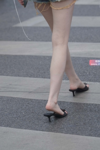 白皙美腿白衬衫妹子