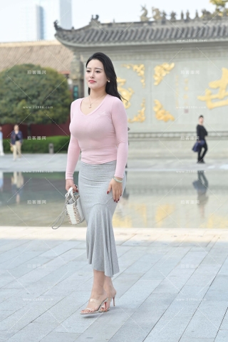 搭讪风韵的裹臀裙成熟美女