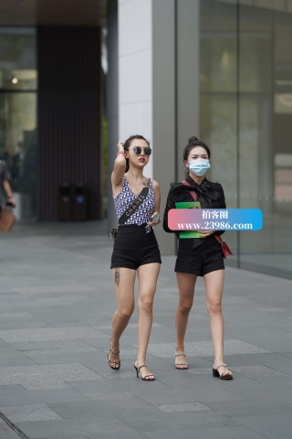 街拍马尾辫小姐姐