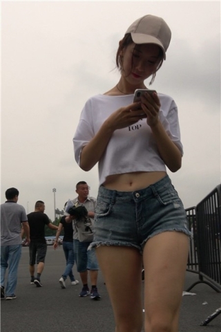 青春气息牛仔热裤白T恤街拍美女小姐姐 [801 MB]（视频版）