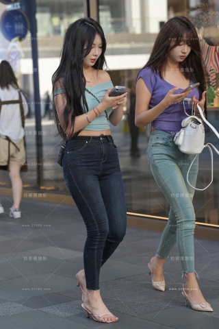 街拍紧牛姐妹