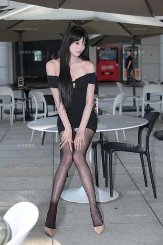 波点油亮丝超级大长腿美女