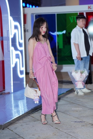 性感大露背裙美女